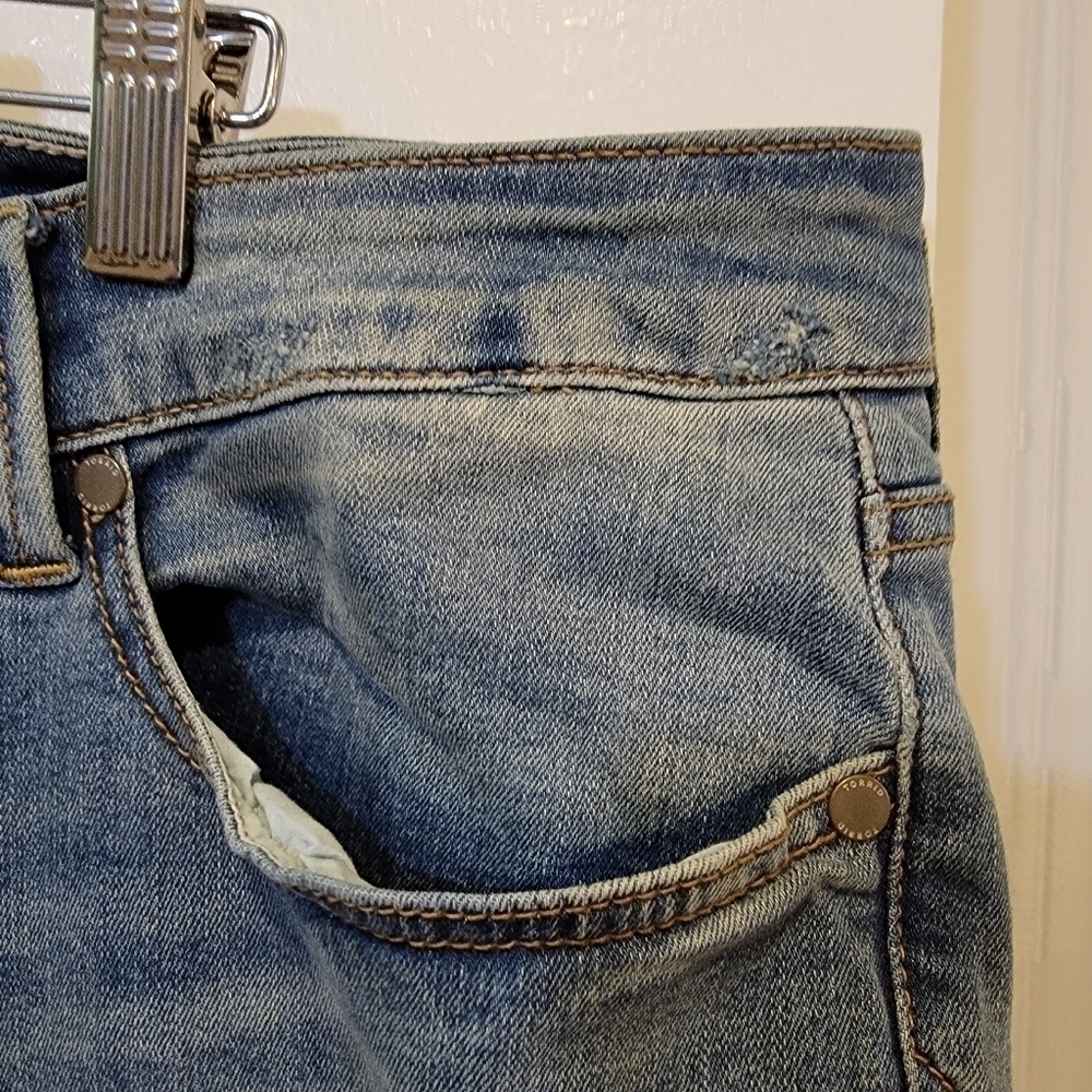 Torrid Light Wash Distressed Skinny Jeans Size 24R - Picture 5 of 17